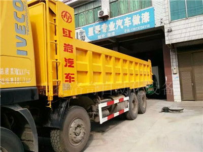 自卸車大廂翻新噴砂機 大廂脫漆除銹現(xiàn)場